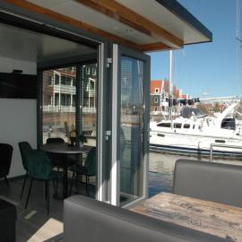 Boat in Volendam near Marina Museum、フォーレンダムのホテル