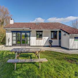 Holiday home in Heuvelland with garden, hotel in Heuvelland