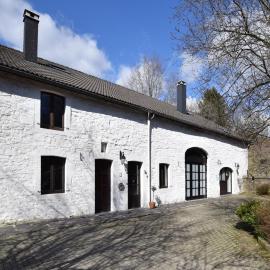 Former farmhouse in a quiet village, hótel í Manhay