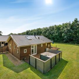 Lovely Holiday Home With Large Outdoor Spa, Indoor Spa And Sauna Close To Ringkøbing Fjord, hotel en Skjern