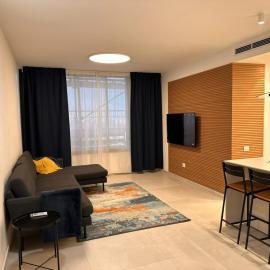 Family Friendly 3BR with Free Parking - in Rishon Letzion, hotel v destinácii Rišon le-Cijon