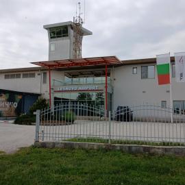 Хотел Летище Лесново، فندق في Lesnovo