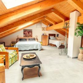8 beds- surrounded by greenery with parking