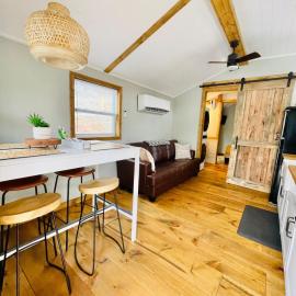 Misty Hollow Tiny Home Cottage, hotel a Robbinsville
