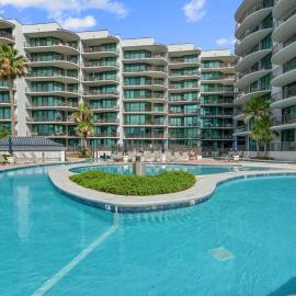 Enjoy a 3-bedroom Bayfront Condo with Lazy River Indoor Pool Jacuzzis and Community Boat Dock for Personal or Rented Boats Plus Redeem in Free Activity Deals Daily, hótel í Orange Beach