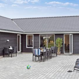5 star holiday home in Væggerløse, hotel en Marielyst