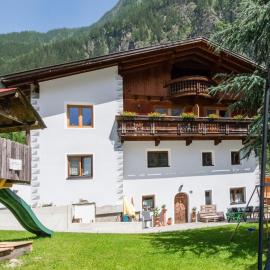 Chalet in Ötz near Hochötz Ski Lift, hotel sa Oetz