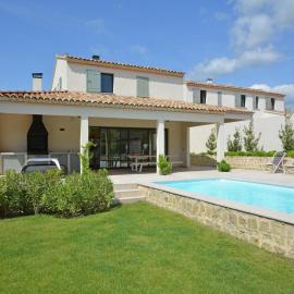 Villa in Malaucène near Mont Ventoux, hotel em Malaucène
