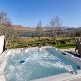Oak Cottage and Hot Tub, Loch Tay, Hotel in Lawers