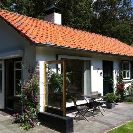 Beautiful holiday home Zeeroos in Zeeland, hotel in Dishoek