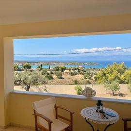 The Lookout by Goutos Luxury Living، فندق في Rozaíika