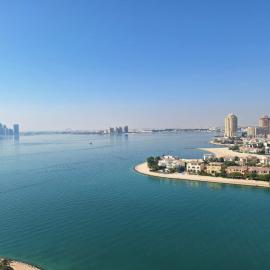 Pearl of Viva Bahriya Beachfront Studio with Panoramic Sea View, Balcony, Pool & Private Beach, hotel i Doha