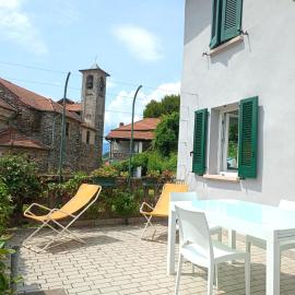 Low-mountain house with terrace and garden, near Lake Maggiore, hotel in Maccagno Superiore