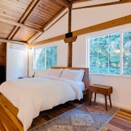 Hot Tub, Sauna, Cold Plunge - 1 mile from Rainier NP - Sleeps 8