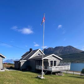 Koselig hus nær sjø og fjell, hotel in Nord-Lenangen