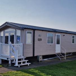 Betty by the Bay, Church Farm Caravan Stay, hotel in Pagham
