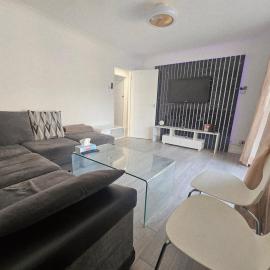 Comfy Apartment Near Shops & Station