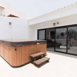 Modern 3 Bedroom Villa Costa Adeje, hotelli Playa Fañabessa
