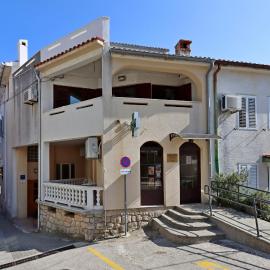 Apartments and rooms with parking space Vrbnik, Krk - 5302, hotel in Vrbnik