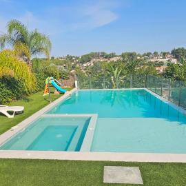 The Family Palace, hotel i Piera