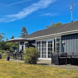 Tranquil Oasis with Pool, hotel en Ørsted