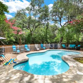 Sleeps 21 Private Oasis in the City
