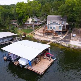 Charming Waterfront Cabin - Sleeps 10, hotel in Rocky Mount