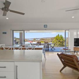 Endeavour View Is A Fantastic - A Modern, 4 Bedroom Holiday Home, hotel in Coffin Bay