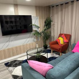 Elegant & Stylish Basement Suite- Private Entrance