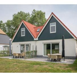 Bungalow on Texel with a spacious terrace, hotel a De Cocksdorp