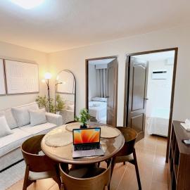 2BR Condo w Pool & WiFi Near Mall & Restaurants, hotell i Lapasan
