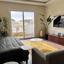 Modern chic rooftop studio, hôtel à Sheikh Zayed