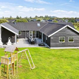 5 star holiday home in Idestrup, hotel v destinácii Bøtø By