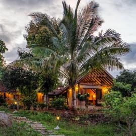 The Clay Courtyard by StayVista - 2BHK Pet-Friendly Villa with Terrace, Hotel in Oddarahalli
