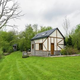 Cozy Forest Cottage in Awenne