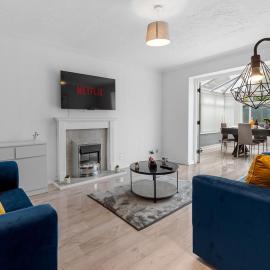 6 Bedrooms, Driveway Parking, Pool Table, Netflix, Huge Long Term Savings, hotel in Great Sankey