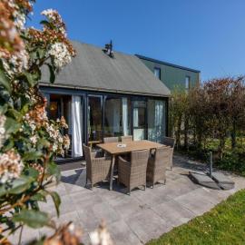 Holiday Home near Beach with Pool Access: Burgh Haamstede şehrinde bir otel