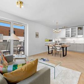 Shiny Stay with Balcony & Private Parking, Hotel in Koliba