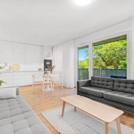 Bright Design City Loft with Balcony, hotel di Koliba