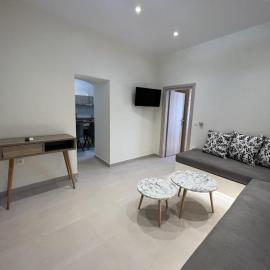 New Villa Sostis & Private Hot Tub, hotel en Mesaria