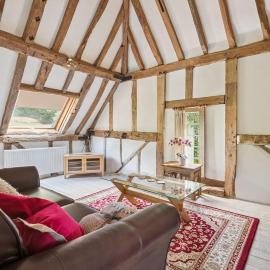 2-Bed Barn Escape, Private Drive and Gardens - By Tempstay