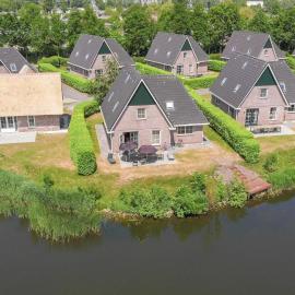 Beachvilla Royaal met Sauna - 10 personen, Hotel in Makkum