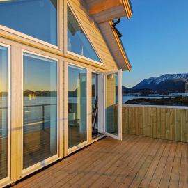 5 star holiday home in Brattvåg, hotell i Brattvåg