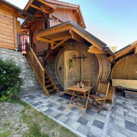 Glamping Medvedjek - Nočitev v vinskem sodu, hotel in Velika Loka