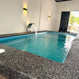 SwimmingPool-Villa-Seremban-Spacious-up to 22paxs 舒适宽敞泳池别墅, hotel in Seremban