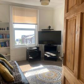 Pet Friendly Top Floor Apt w Sea View Sleeps 5, hotel i Ramsgate