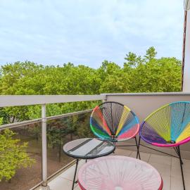 Chez Carine - Idéal famille, Balcon, Netflix
