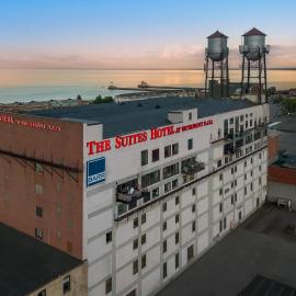 The Suites Hotel at Waterfront Plaza、ダルースのホテル