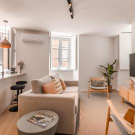 A2 Spacious & Stylish Apartment for 9 in Bica, Downtown Lisbon