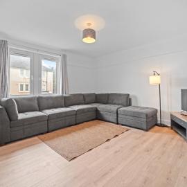 Mollison 2 Bedroom Apartment - Harthill, hotel sa Harthill